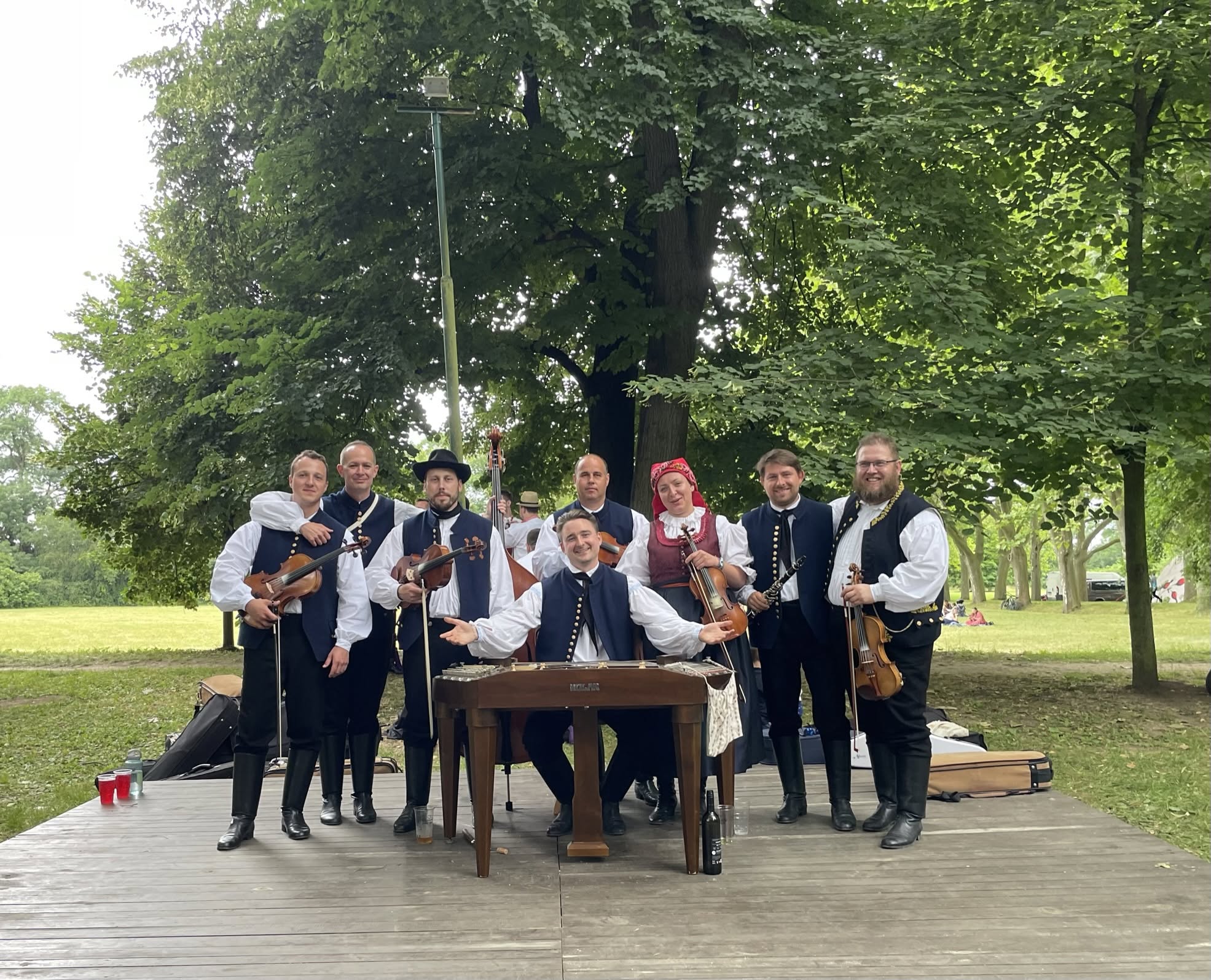 Členové Cimbálové muziky Šternovjan v krojích